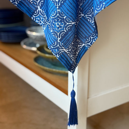 Adoro Alentejo - Linen-look Tablecloth with Tassel Detail