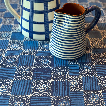 Adoro Alentejo - Linen-look Tablecloth with Tassel Detail
